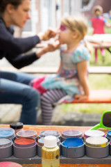 Kinder schminken im Freizeitpark