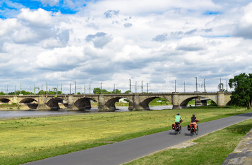 Elberadweg in Dresden mit Elbwiese und Marienbrücke