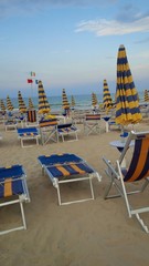 stabilimento con sdraio e ombrelloni chiusi