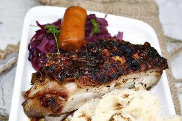 organisch, lifestyle, urbano, krustenbraten, semmelknödel, braten, rotkohl, werbetafel, selbstgemacht, modern, neu, grau, shabby, style, einfachheit, details, copyspace