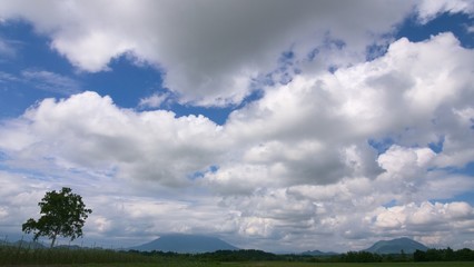 積乱雲の広がる高原地帯　北海道