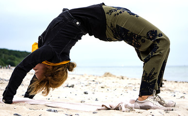 sportliche Frau macht Yoga am Strand, Mecklenburg Vorpommern. Rostock