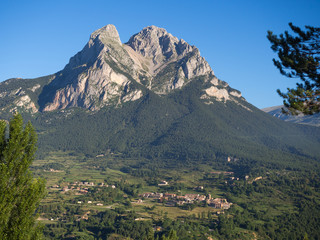 Fototapeta premium Pedraforca and town of Saldes