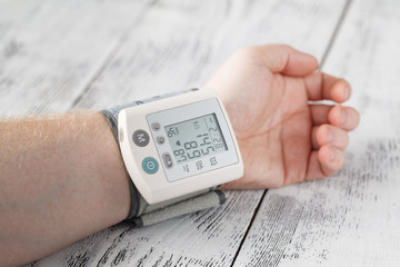 Man himself measured his own blood pressure on a wrist