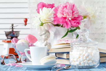 Obraz na płótnie Canvas Coffee and delicate bouquet of peonies