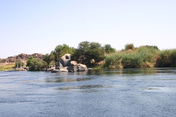 Fototapeta na wymiar Le Nil et ses rochers