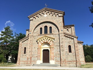 Fototapeta na wymiar Chiesa Cattolica in Collina
