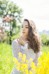 Naklejka premium Beautiful brunette posing in blossoming apple-trees