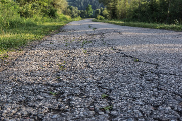 Risse im Asphalt