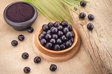 Fototapeta na wymiar Fruits and acai powder originating from the Amazon (Euterpe oleracea)