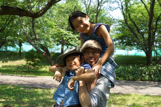 父　子供達　肩車　親子　公園　アジア人　兄弟　家族　木漏れ日　森　ハイキング　育児　家族写真