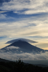 夕焼けの笠雲富士山　