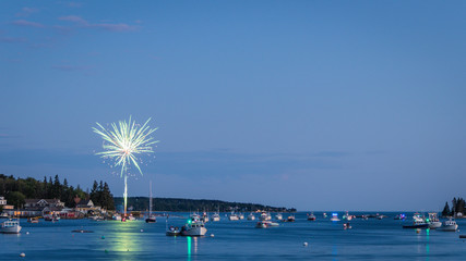 Obraz premium Boothbay Harbor fireworks reflected in the water on the Fourth of July