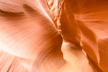 Crédence de cuisine en verre imprimé Canyon Chemin à travers Antelope Canyon - situé sur les terres Navajo près de Page, Arizona, États-Unis - belle formation rocheuse colorée dans le slot canyon dans le sud-ouest américain