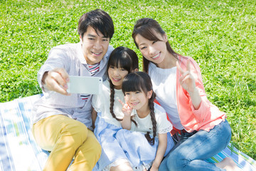 ピクニックをする家族