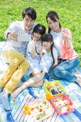 ピクニックをする家族
