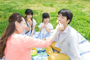 ピクニックをする家族
