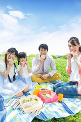 ピクニックをする家族