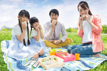 ピクニックをする家族