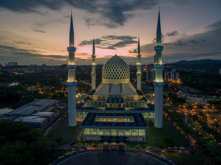 Naklejka premium Sultan Salahuddin Abdul Aziz Shah Mosque during Sunset