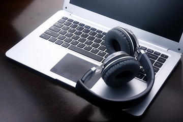 Obraz na płótnie Canvas Headphones on a laptop computer.