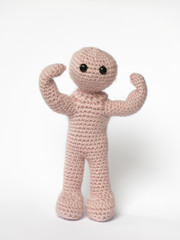 Häkelmännchen zeigt Muskeln