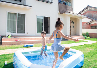 家庭のプールで遊ぶ子供