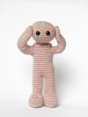 Häkelmännchen mit Händen am Kopf