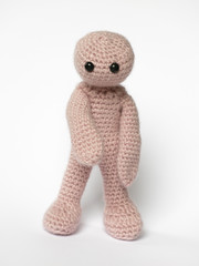 Häkelmännchen zeigt nach unten