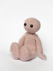 Häkelmännchen sitzend