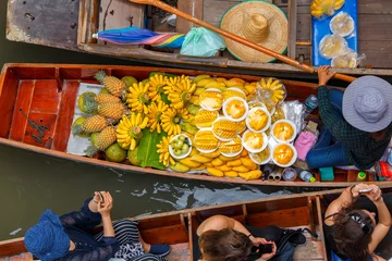 Zelfklevend Fotobehang Traveler enjoying and take a photo with smartphone on long trail boat at Damnoen Saduak floating market in Ratchaburi near Bangkok, Thailand © Southtownboy Studio