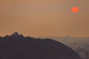 夕日と松山城