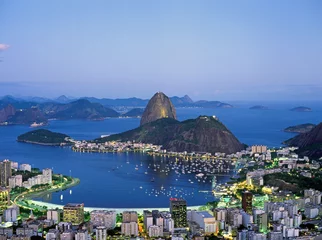 Poster Sugar Loaf Mountain in Rio de Janeiro at night, Brazil © pwmotion