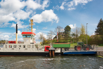 Traktor beim Übersetzen über den Kanal