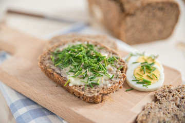 Vollkornbrot mit Butter und Schnittlauch 