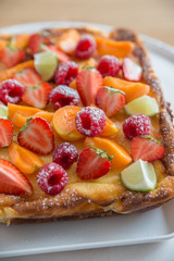 Käsekuchen mit sommerlichen Früchten