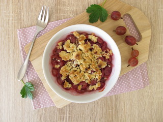 Selbst gemachter Crumble mit Stachelbeeren – Stachelbeeren mit Streuseln überbacken