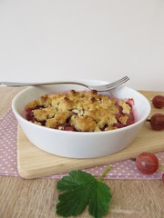 Selbst gemachter Crumble mit Stachelbeeren – Stachelbeeren mit Streuseln überbacken