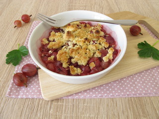 Selbst gemachter Crumble mit Stachelbeeren – Stachelbeeren mit Streuseln überbacken