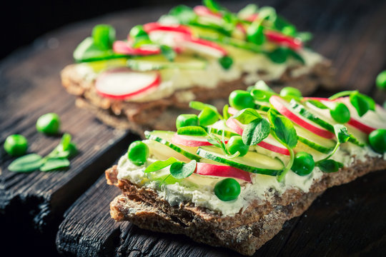 Sandwich with fromage cheese, avocado and bread