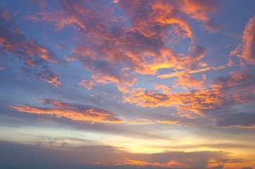 Naklejka premium Zachód słońca sprawia, że niebo i chmura stają się pięknym złotym kolorem żółtym.