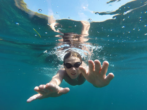 boy dives into the sea