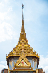 Fototapeta premium Top of Thai temple roof, golden roof