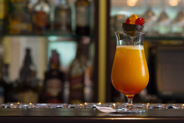 fruchtiger Cocktail an Bar