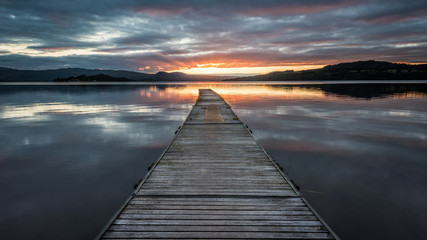 Obraz premium Pierwsze promienie światła na Loch Lomond