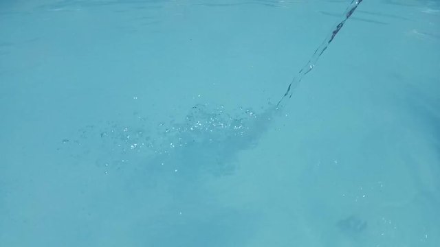 chorro de agua clara en piscina spa