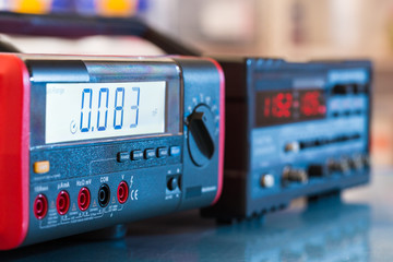 Electronic device for measuring electrical signals