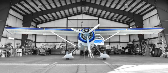Obraz premium Samolot w hangarze