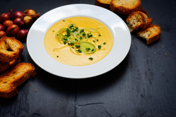Gemüsecremsuppe mit Porree und weißbrot