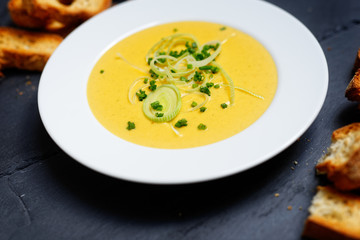 Gemüsecremsuppe mit Porree und weißbrot